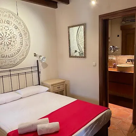 Sleep In Historic Puerta Elvira-3